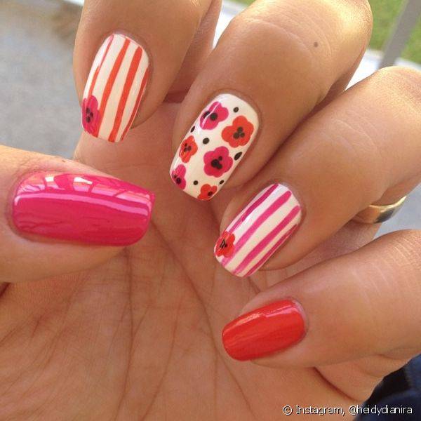 A combinação de esmaltes rosa e vermelho também cria uma nail art romântica para o dia dos namorados